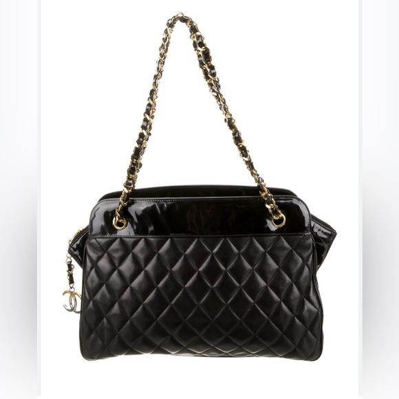 CHANEL Handbags - Vintage Chanel bag!